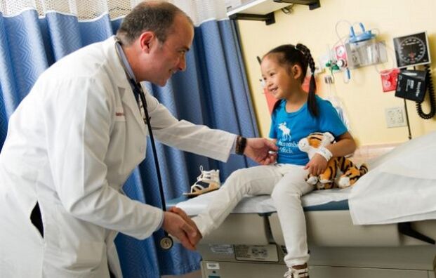un medico visita un bambino con l'artrosi dell'anca