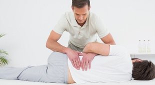 dolore alla schiena nella regione lombare massaggio