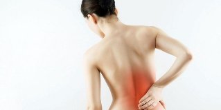 un forte dolore alla schiena nella regione lombare