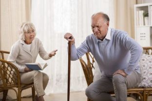 Gli anziani sono a rischio di malattie articolari
